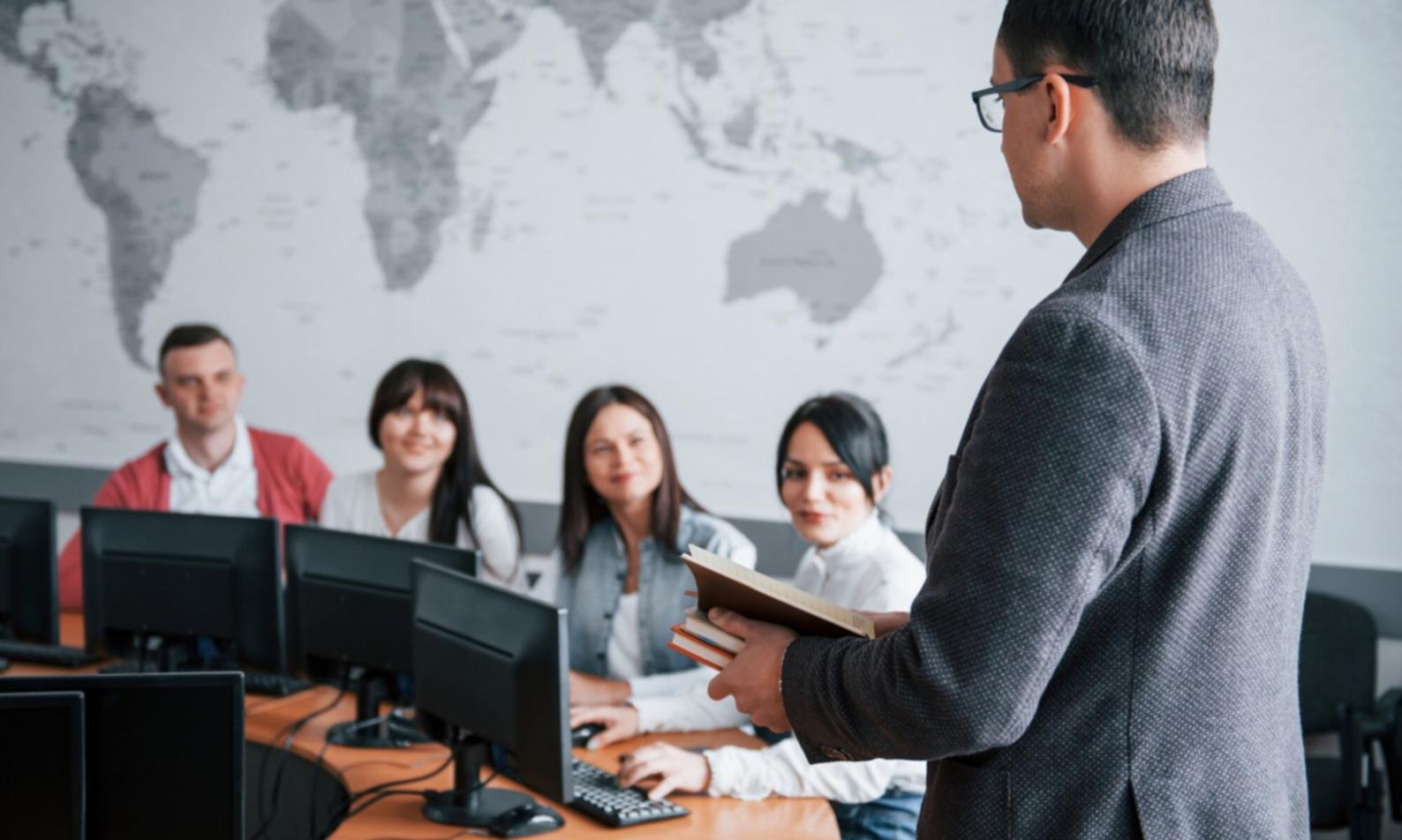 Étudiants travaillant sur des projets d'analyse financière en groupe